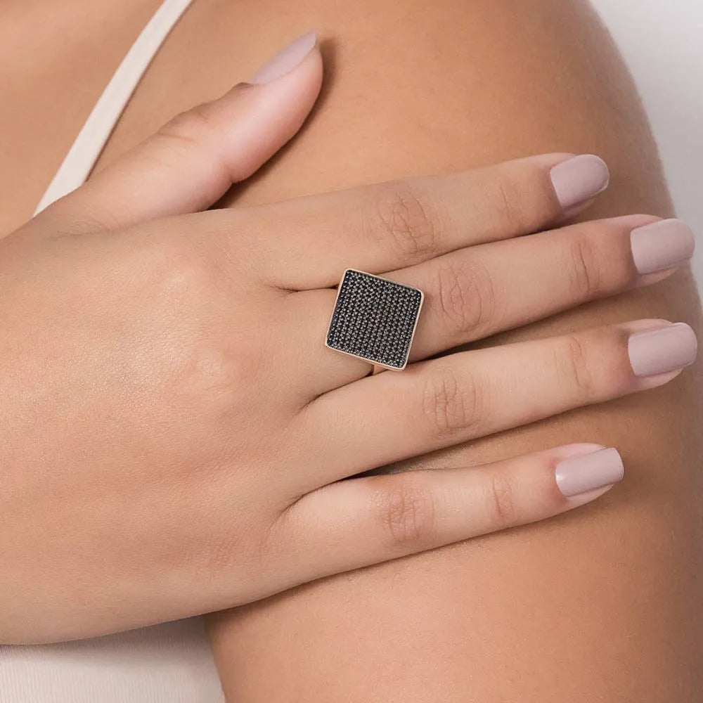 ANEL LOSANGO BANHADO A OURO 18K COM ZIRCÔNIAS E APLICAÇÃO DE RHODIUM NEGRO 5135521427